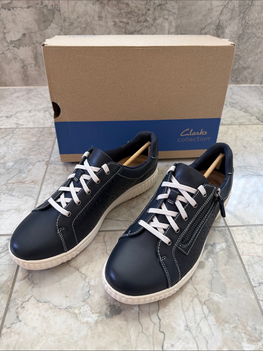 Clarks Caroline Rio Leather Low-Top Sneakers NIB Navy Size 9M